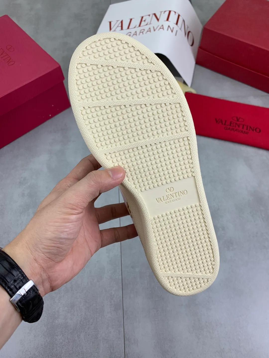 Men's men's shoes 💰P520 New style 💰 Top version Valentino Valentino 25/ Royco series Cherry 🍒Couple style Casual sneakers White shoes Original purchase and development Production Classic and timeless low-top sneakers outline a lazy silhouette, supplemented by low-key and restrained brand details, evolved into a must-have item in the wardrobe, comfortable and versatile!  ✔️Fabric: Original customized first-layer cowhide ✔️Inner lining: Imported breathable sheep lining ✔️Sole: Original molded anti-slip rubber material ✔️Size: 38-45